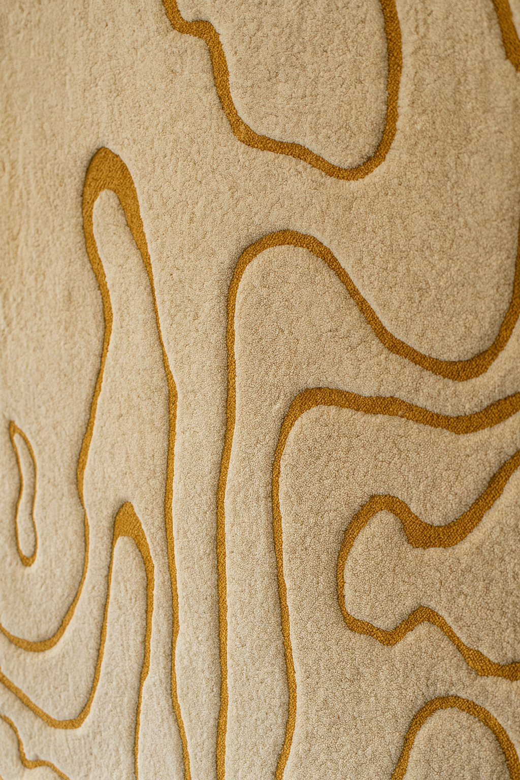 ETTORE wool rug surface detail with engraved wood grain lines