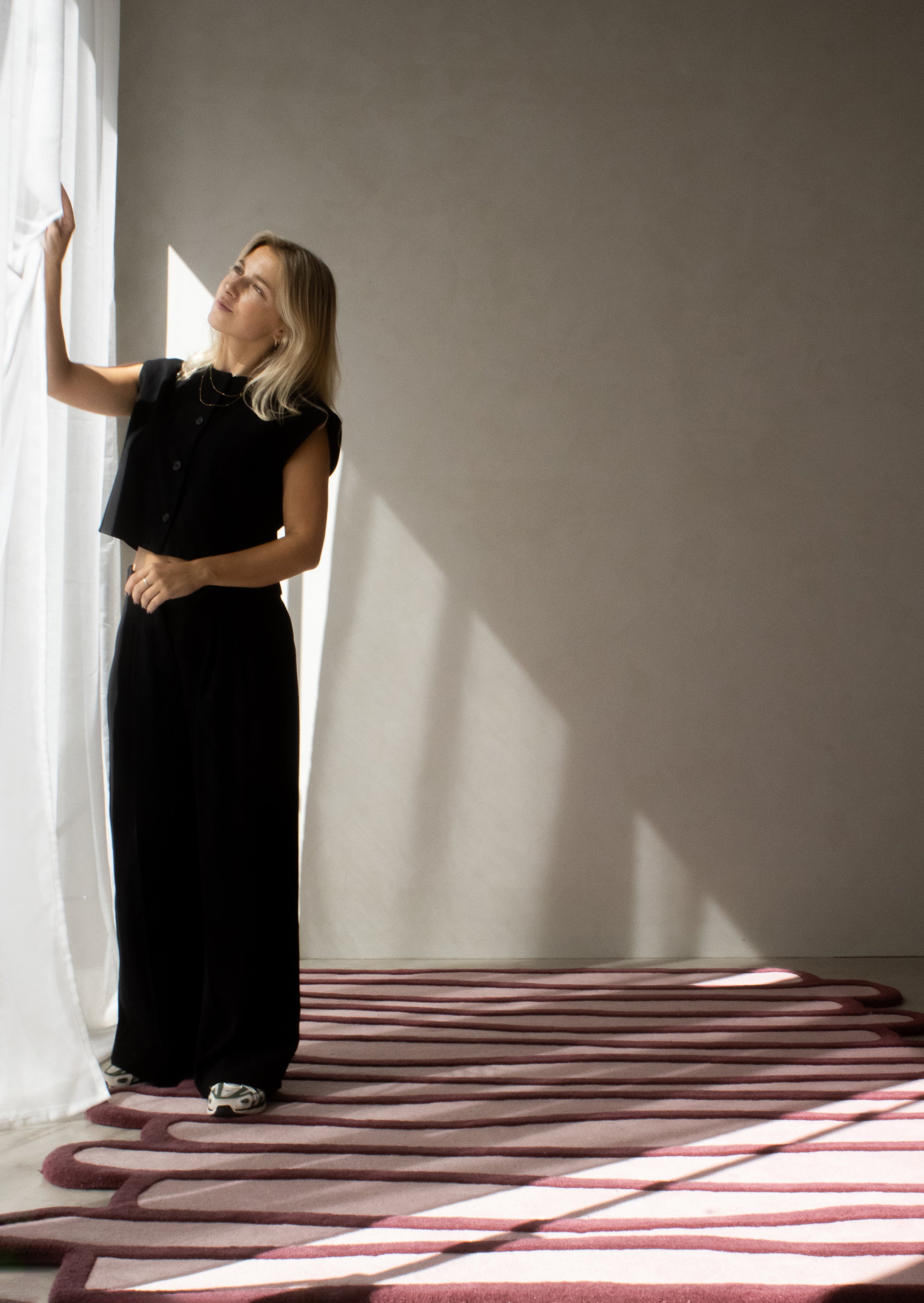 LAYERED wool rug in pink tones – interior lifestyle scene