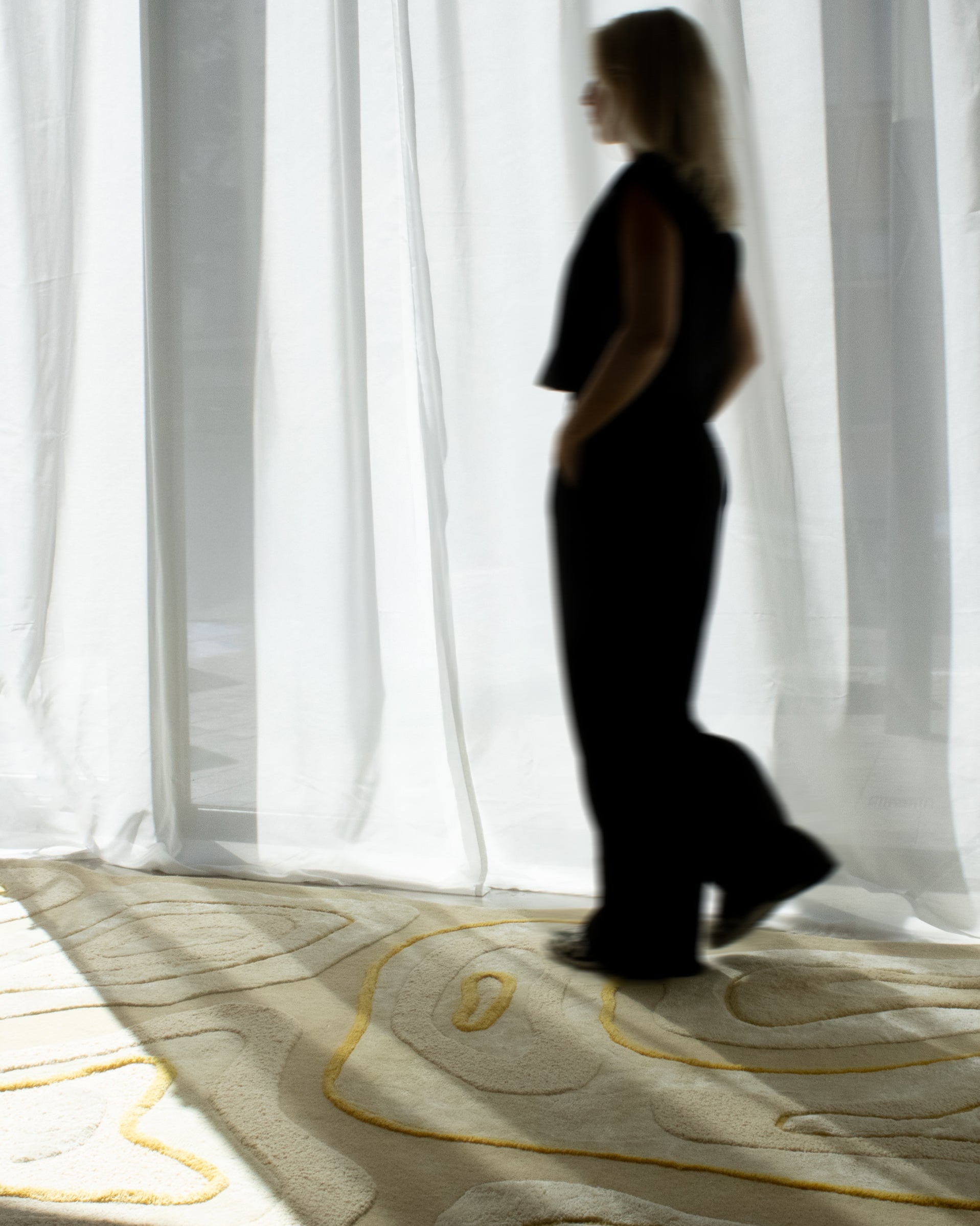 TEXTURED wool rug in neutral cream tones – interior lifestyle scene